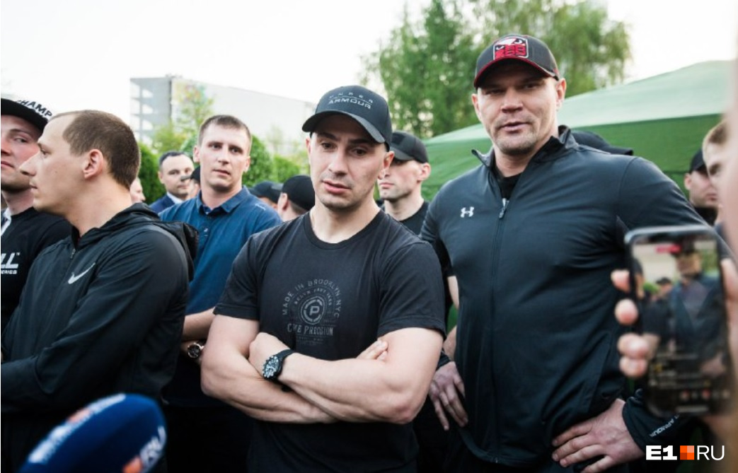 Второй слева — Артем Лавров, первый слева — Дмитрий Дмитриев