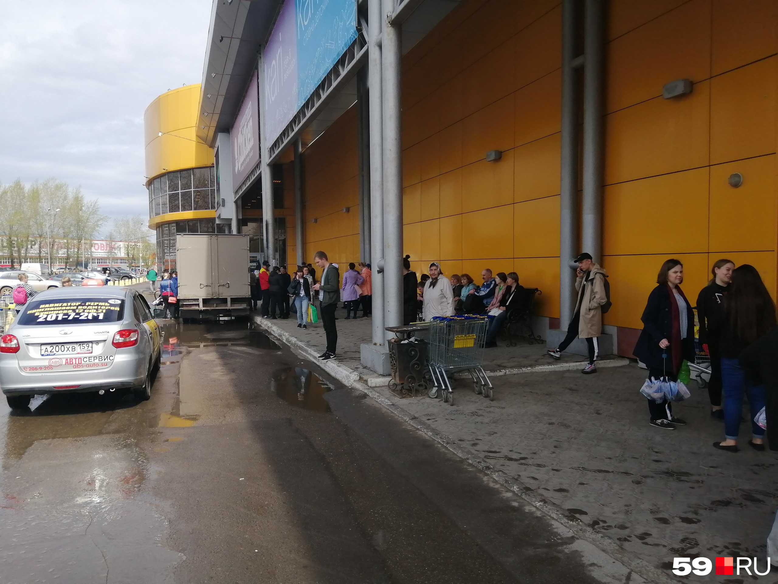 Посетители «Шоколада» ждут конца эвакуации на улице