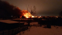 Всё сгорело дотла: под Новосибирском две семьи потеряли дом в сильном пожаре