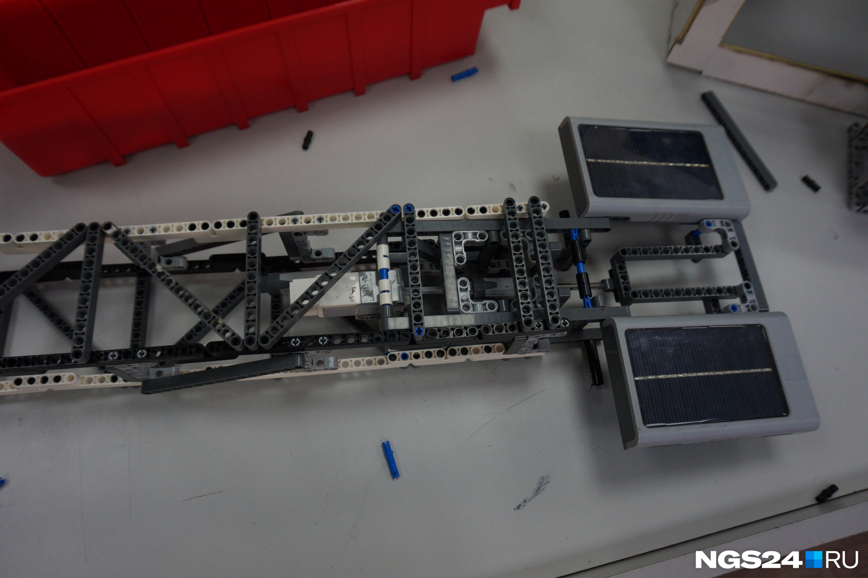 Новая модель спутника сейчас находится в разработке. Она будет оснащена настоящими солнечными батареями