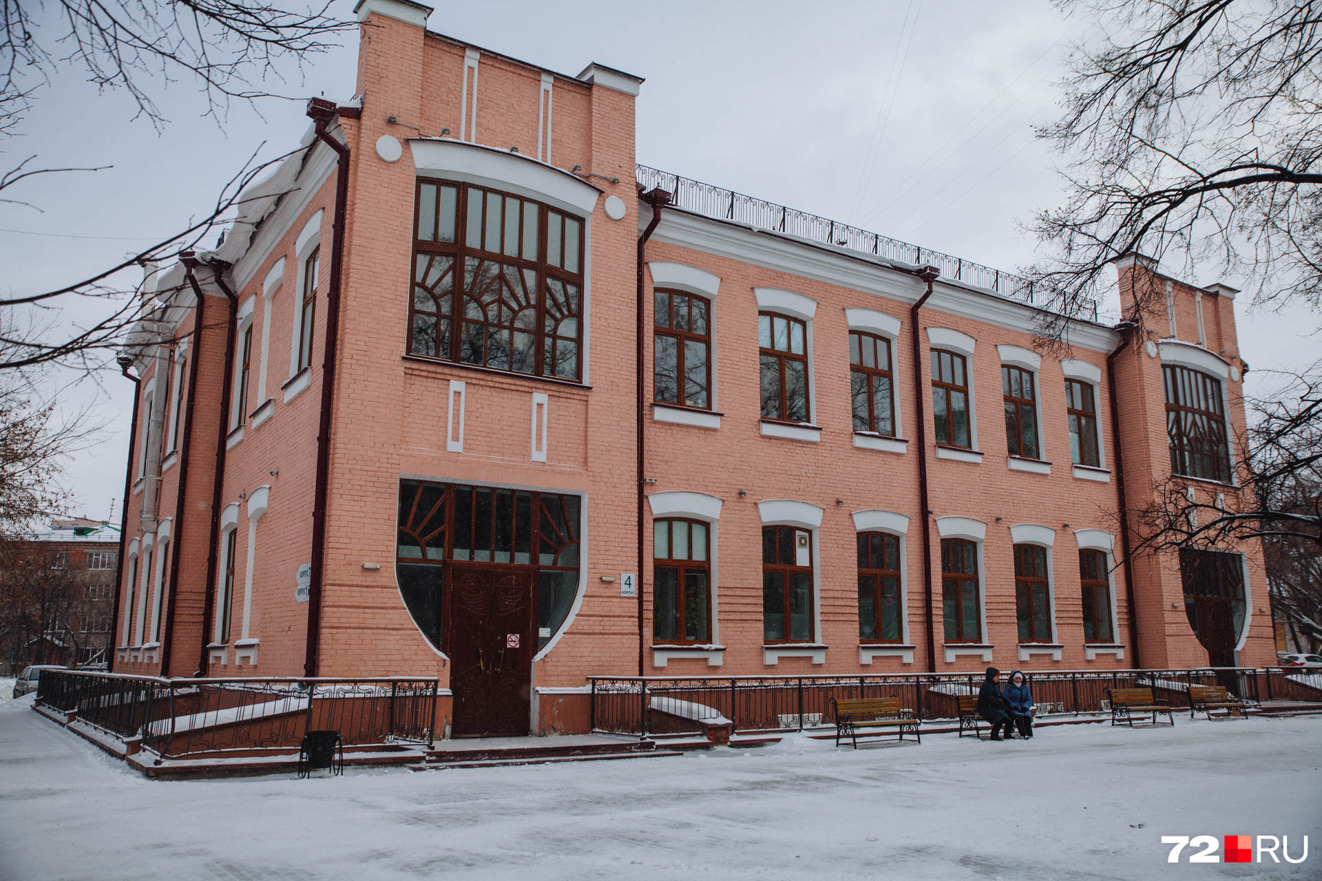 Рядом стоит здание рентгенологического отделения. В начале века здесь располагалось училище для мальчиков и девочек, а затем, в годы гражданской войны, — тюменское отделение военного госпиталя. Здание построено в 1913 году по проекту архитектора Константина Чакина Рядом стоит здание рентгенологического отделения. В начале века здесь располагалось училище для мальчиков и девочек, а затем, в годы гражданской войны, — тюменское отделение военного госпиталя. Здание построено в 1913 году по проекту архитектора Константина Чакина
