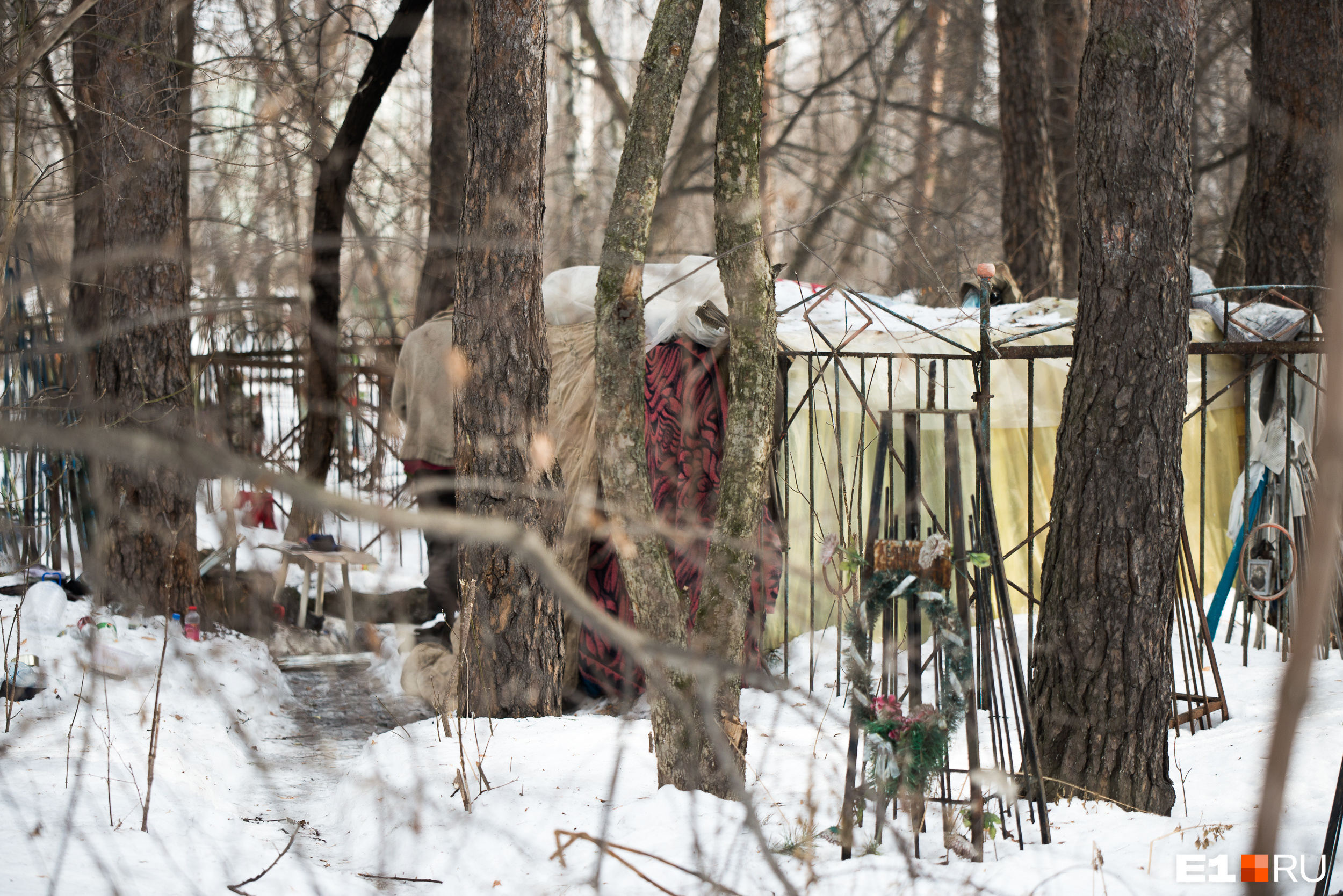 За могилами виднеется домик. По словам Татьяны Мосуновой, на этом кладбище часто живут бомжи