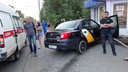 Отделались испугом: пассажиров «Яндекс.Такси», влетевшего в остановку, отпустили из больницы