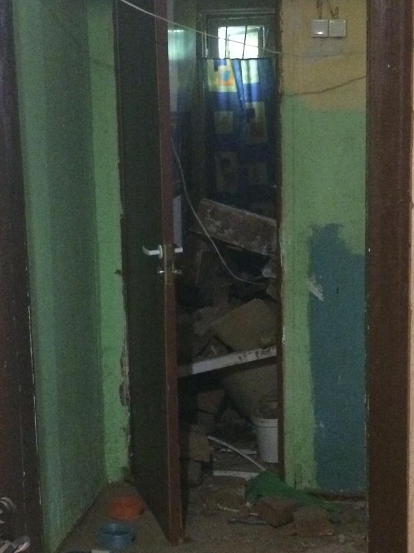 В одной из квартир потолок рухнул прямо в туалете.<br>— Хорошо, что никого не было там в этот момент, — говорят жильцы дома. 