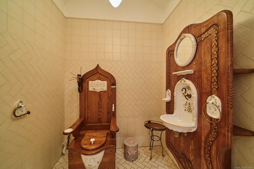 Так выглядит ванная комната с необычным по форме унитазом