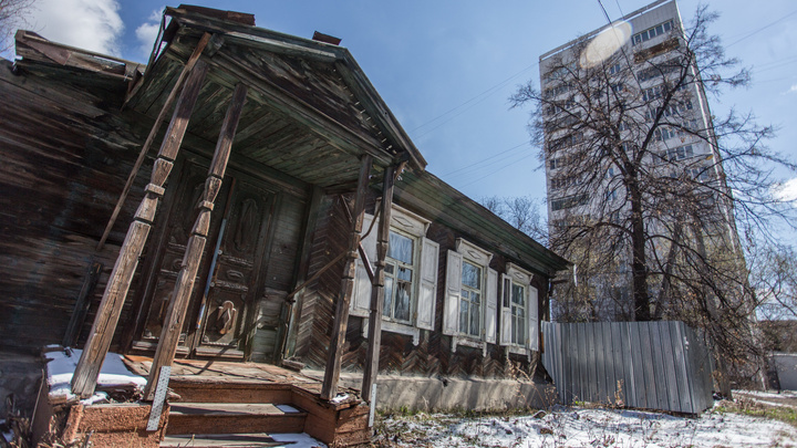 «Приходите в деревню»: 74.ru обнаружил в элитном центре Челябинска микромир — частный сектор 1940-х