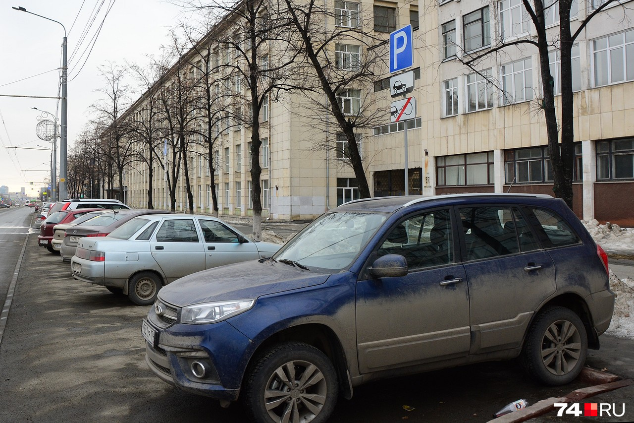 На этом участке улицы остановка запрещена, но знак не действует на парковочные карманы вроде этого. Перпендикулярную парковку допускает знак «Способ постановки на стоянку» На этом участке улицы остановка запрещена, но знак не действует на парковочные карманы вроде этого. Перпендикулярную парковку допускает знак «Способ постановки на стоянку»