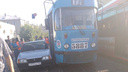 «Стоят и на дороге, и на остановках»: в Волгограде авария на трамвайных путях остановила трамваи