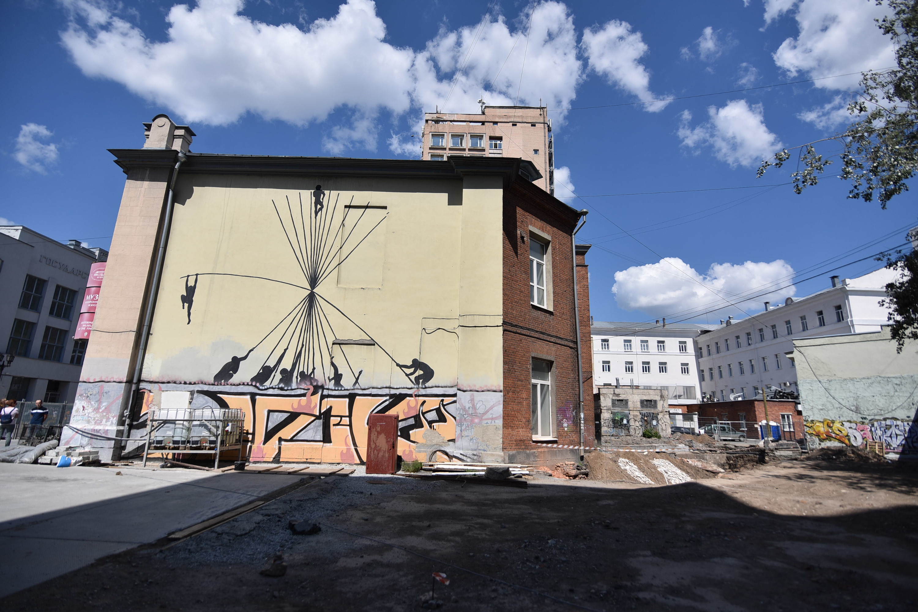 Работу фестиваля «Стенограффия» «Люди на прутиках» испанского художника SAM3 уберут с фасада здания музея. Уже сейчас она испорчена нелегальными граффити-шрифтами 