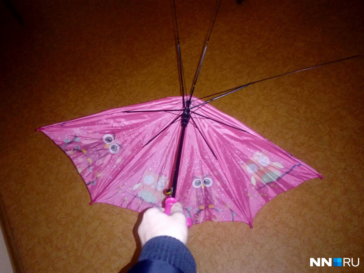Детский зонтик не выдержал дуновений нижегородского ветра