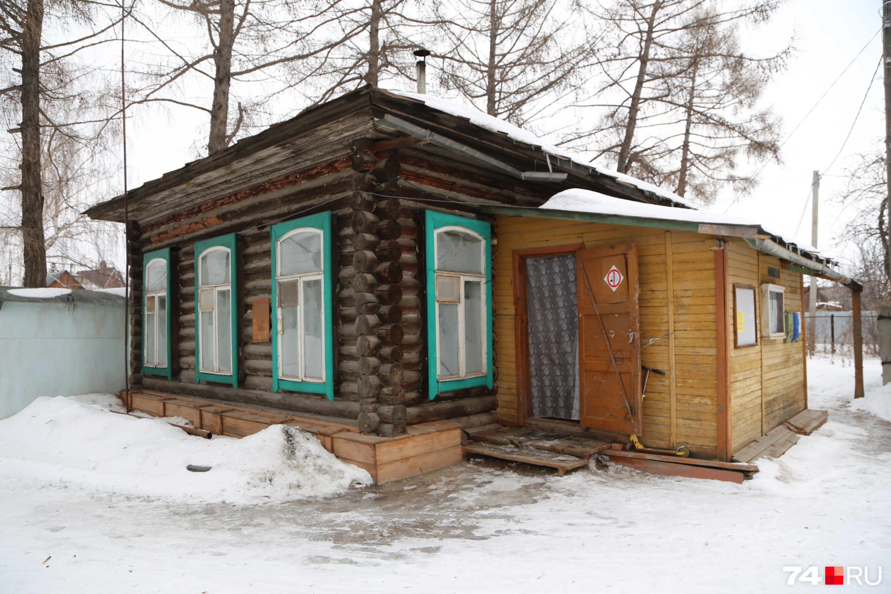 Николай Шевченко, его жена, трое детей и мама живут вот в этом домике