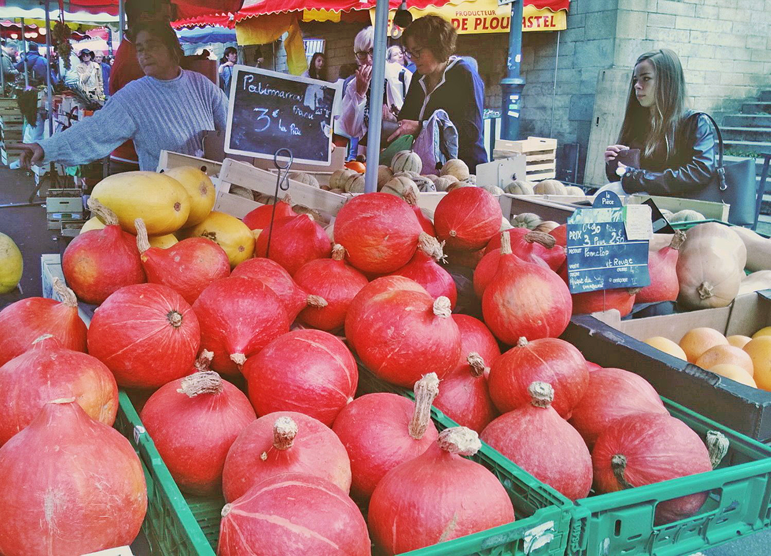 Девушка скучает по некоторым российским продуктам, несмотря на разнообразие на рынках Девушка скучает по некоторым российским продуктам, несмотря на разнообразие на рынках