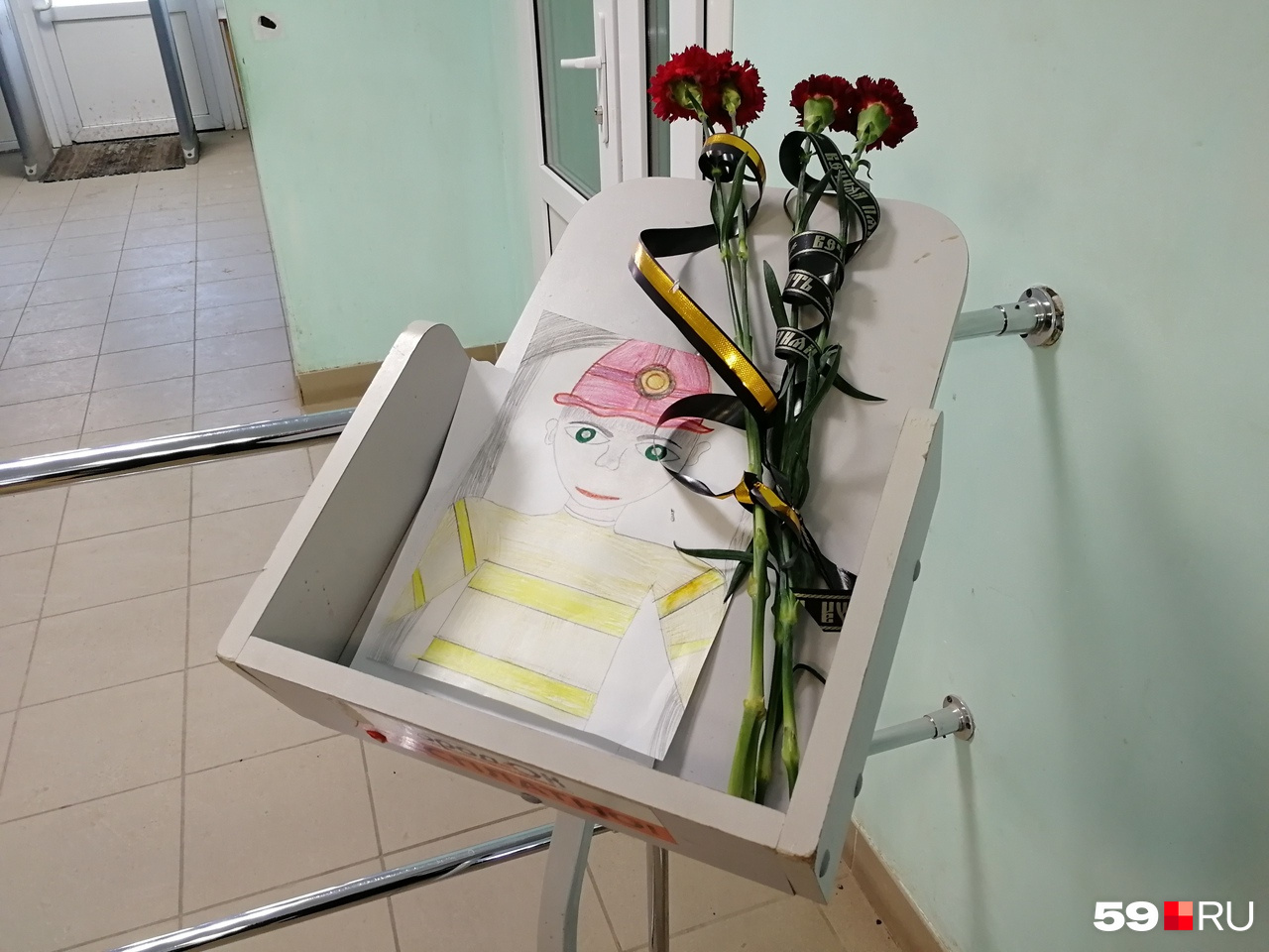На проходной предприятия. Среди первых цветов — рисунок, сделанный детской рукой На проходной предприятия. Среди первых цветов — рисунок, сделанный детской рукой