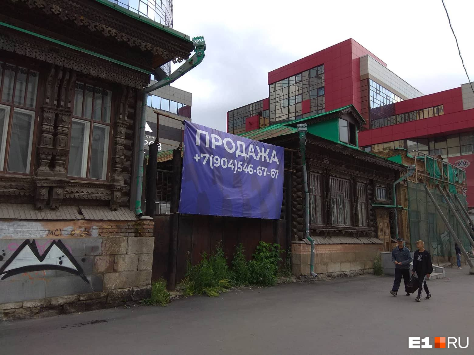 Соседний дом уже несколько лет стоит на подпорках Соседний дом уже несколько лет стоит на подпорках