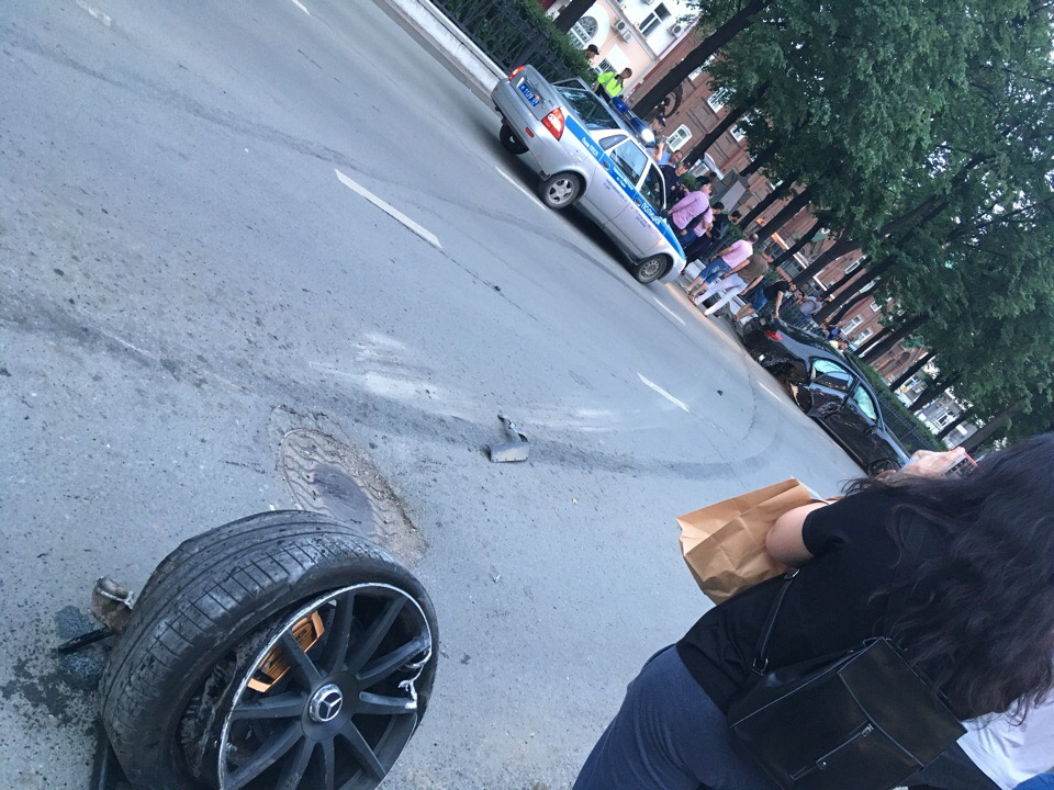 Оторванное колесо прилетело на тротуар