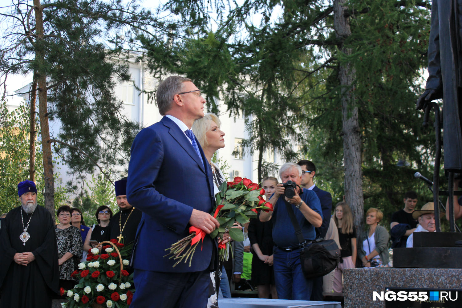 Открыли памятник ульянову. Памятник Ульяновой в Златоусте. Памятник Ульяновым Пенза. Памятник Ульянову в Омске. Пенза памятник Ульяновым на территории гимназии 1.