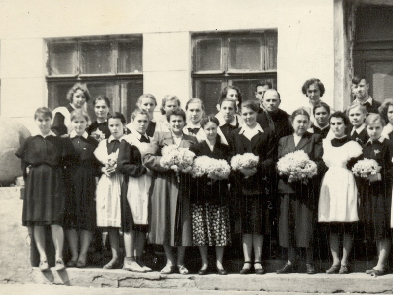 Снимок школы <nobr class="_">№ 47</nobr> — выпускники 1952 года