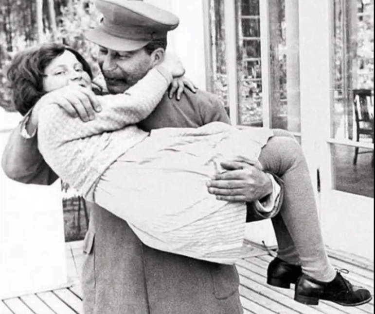 Иосиф Сталин с дочерью Светланой