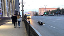 «Было больно очень сильно»: женщина на иномарке сбила мотоциклиста в центре Челябинска и скрылась