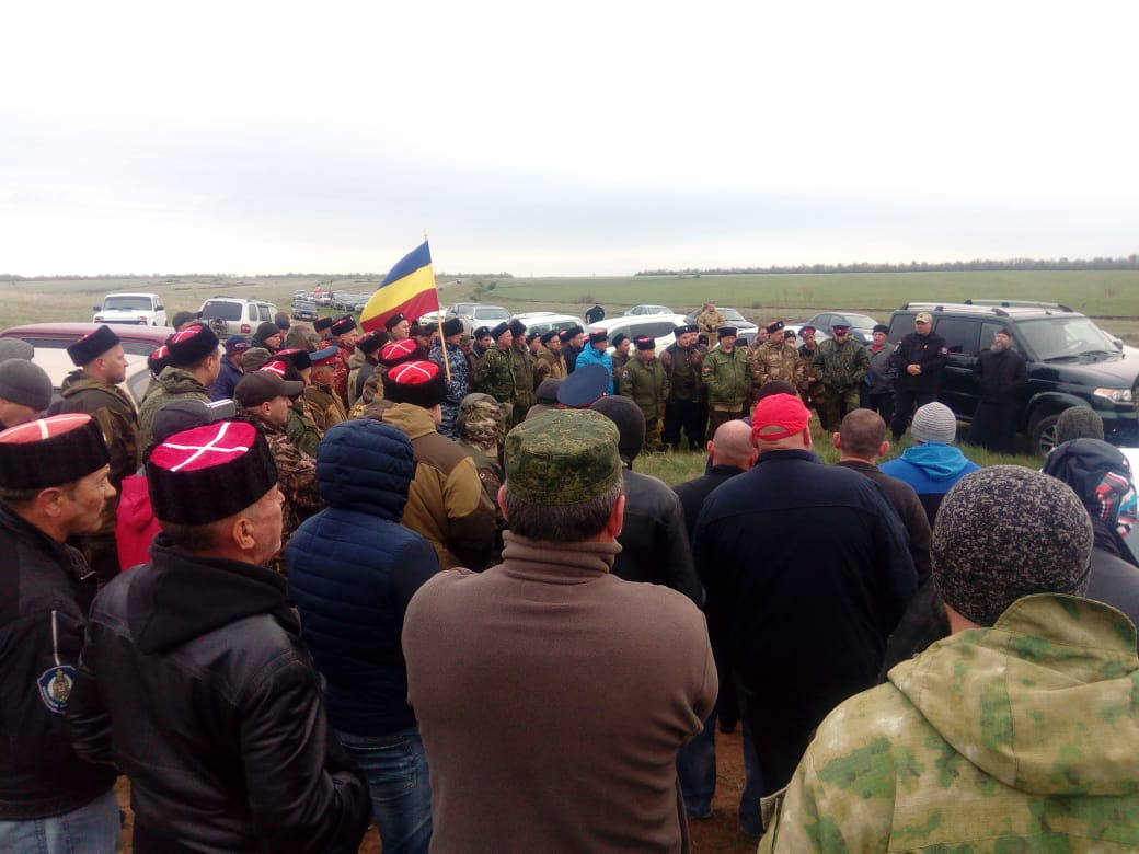 Казаки собирались на народный сход, чтобы успокоить себя и население Казаки собирались на народный сход, чтобы успокоить себя и население