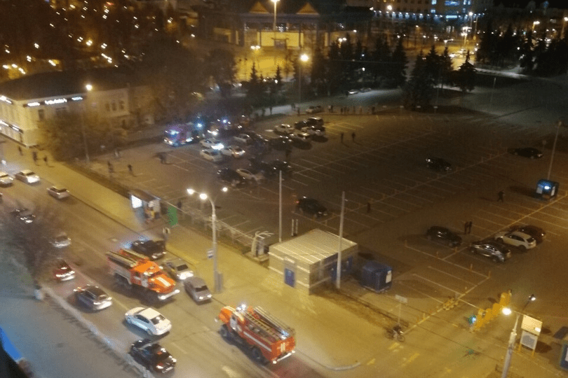 Несколько пожарных машин промчались по улице Ленина. Водителям пришлось потесниться на проезжей части