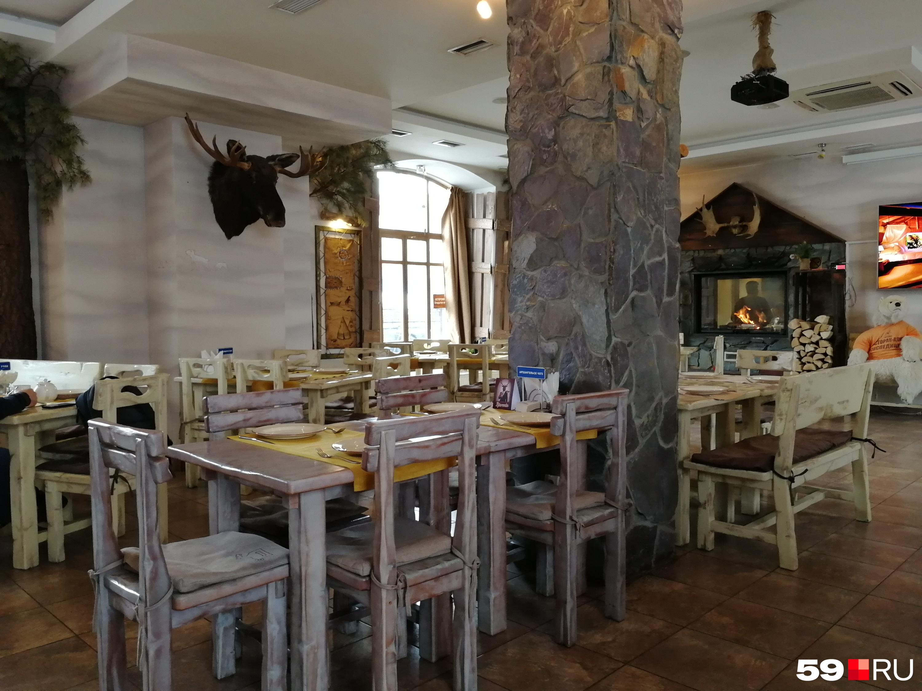 Ресторан напоминает охотничий домик или туристическую базу
