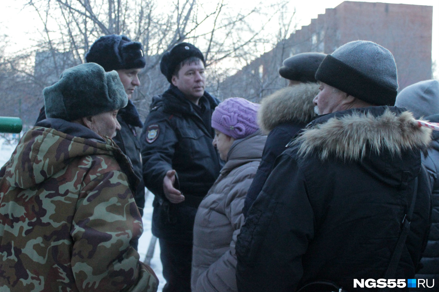Полицейские пытаются остановить жителей, которые стремятся попасть в свои квартиры. Фото Олега Малиновского Полицейские пытаются остановить жителей, которые стремятся попасть в свои квартиры. Фото Олега Малиновского