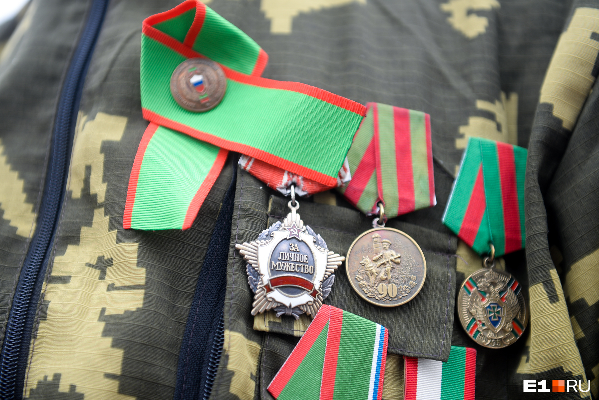 Орден «За личное мужество» Мирбако получил за подвиг — под огнем боевиков достал ящик с боеприпасами