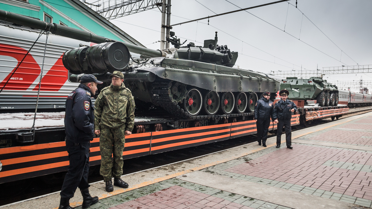В Новосибирск прибыл спецпоезд с танками и теплушкой
