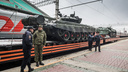 В Новосибирск прибыл спецпоезд с танками и теплушкой