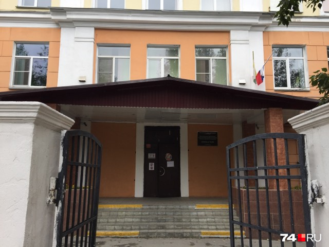 В 98-й школе к 1 сентября обновили фасад В 98-й школе к 1 сентября обновили фасад