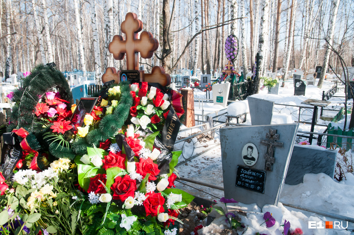 Когда были похороны навального. Могилы погибших в Сирии.