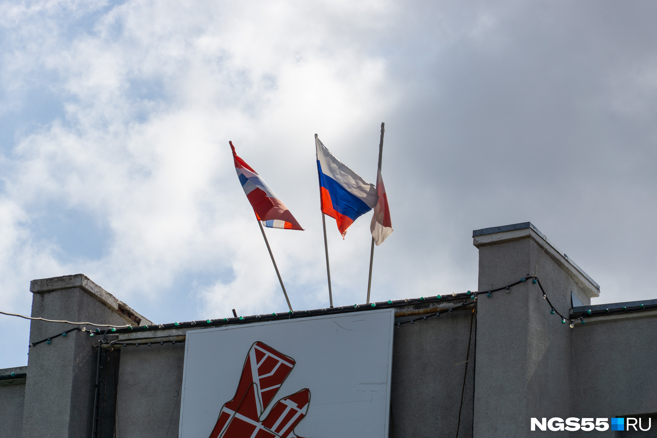 Как вешаются флаги. Порядок вывешивания флагов на здании в Москве. Флагшток на здание. Флаги на фасаде. Расположение флагштоках на здании.