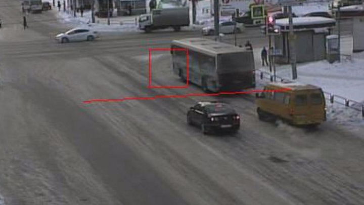 Снег не помеха: камеры на дорогах Челябинска поймают всех, кто заедет за стоп-линию