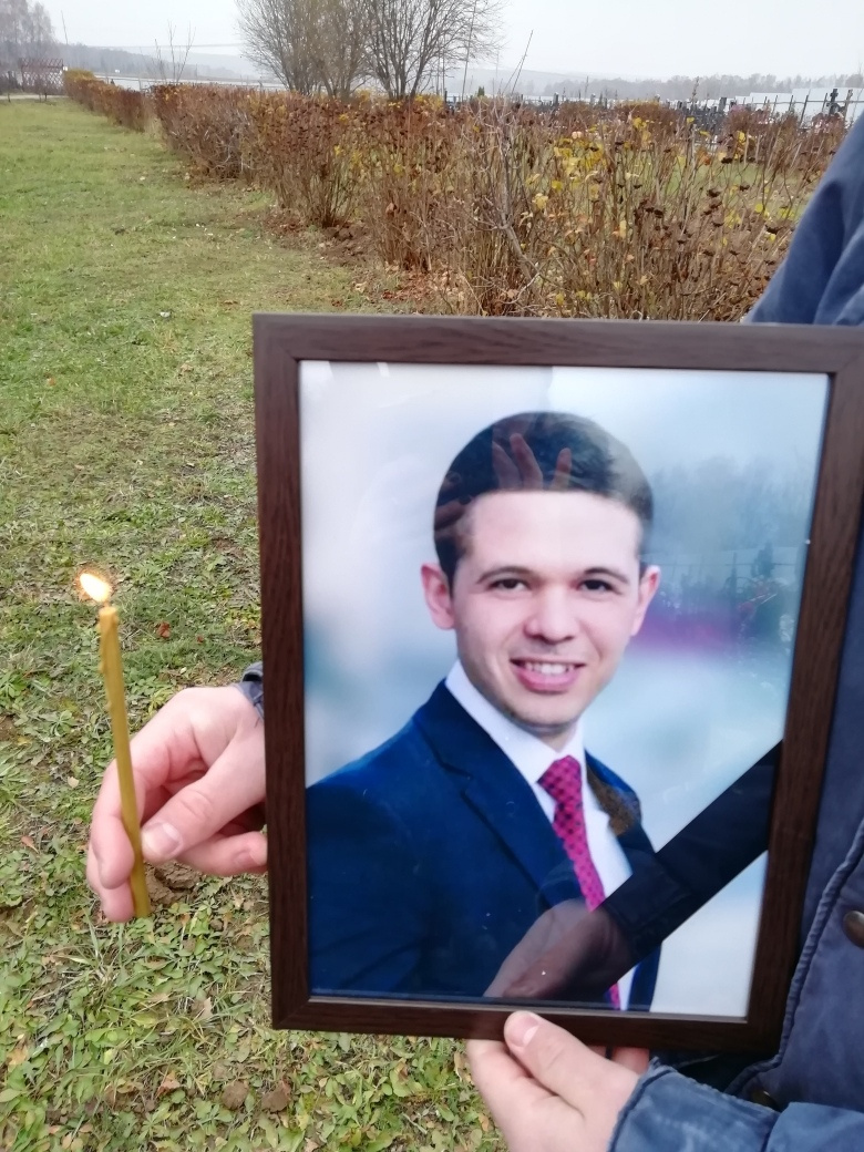 Тело Игоря держали в морге четыре дня, хоронили его 8 ноября на Жеребятьевском кладбище в Московской области