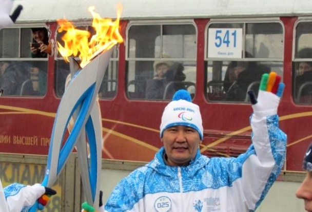 В 2014 году Камчыбек Каримов нес олимпийский факел по улицам Екатеринбурга