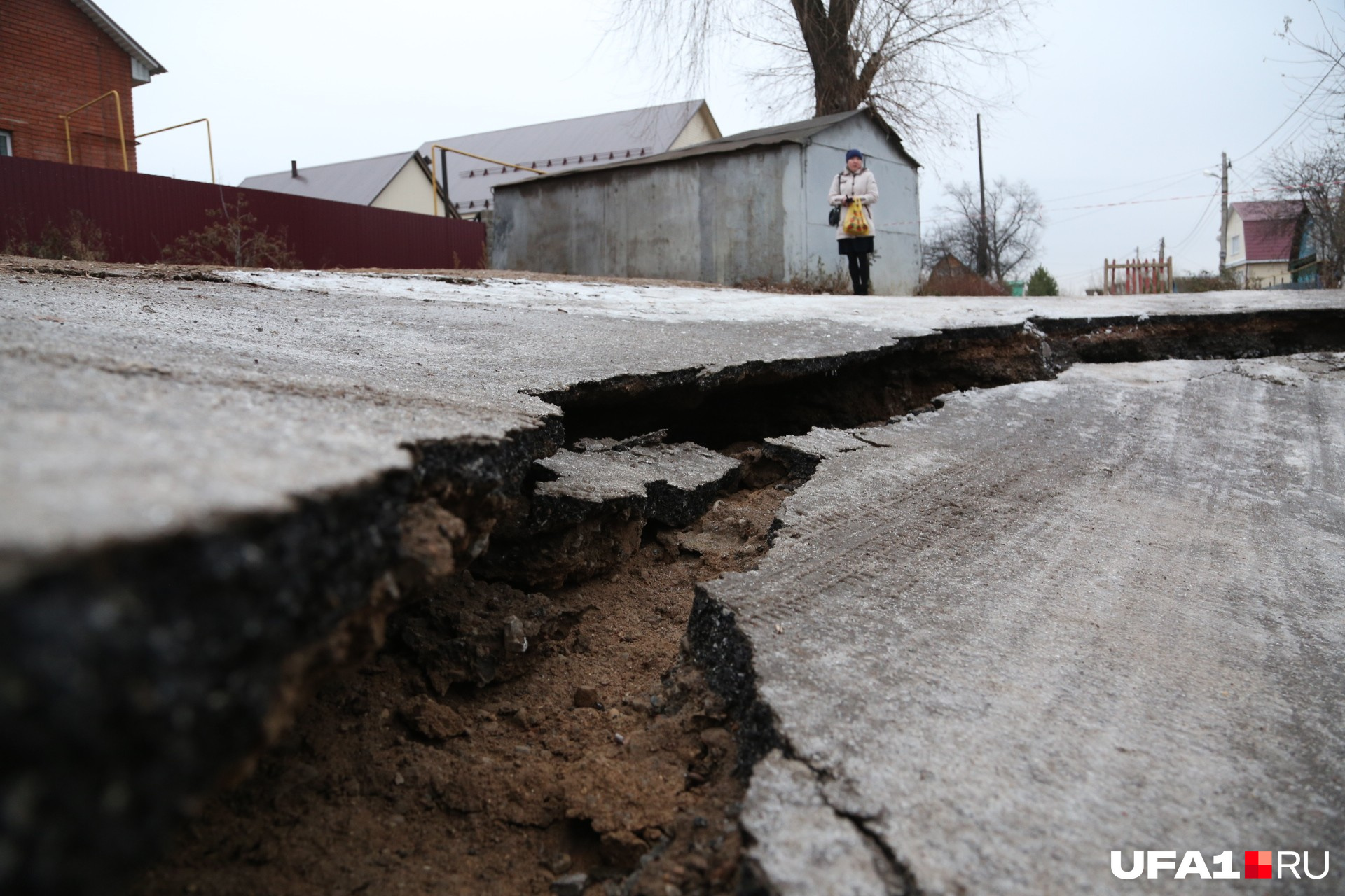 Карстовая воронка уфа. Карстовый провал в башкирии. Карстовые провалы в уфе. Карстовые провалы в башкирии. Карстовый провал в башкирии.