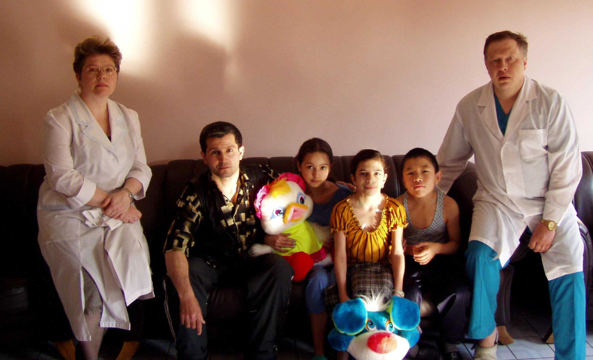 Кирилл Горбатиков со своими маленькими пациентами. Снимок сделан в 2013 году