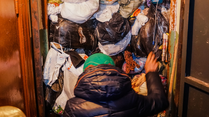 В Перми ищут добровольцев для очистки квартиры, захламленной вещами с мусорки