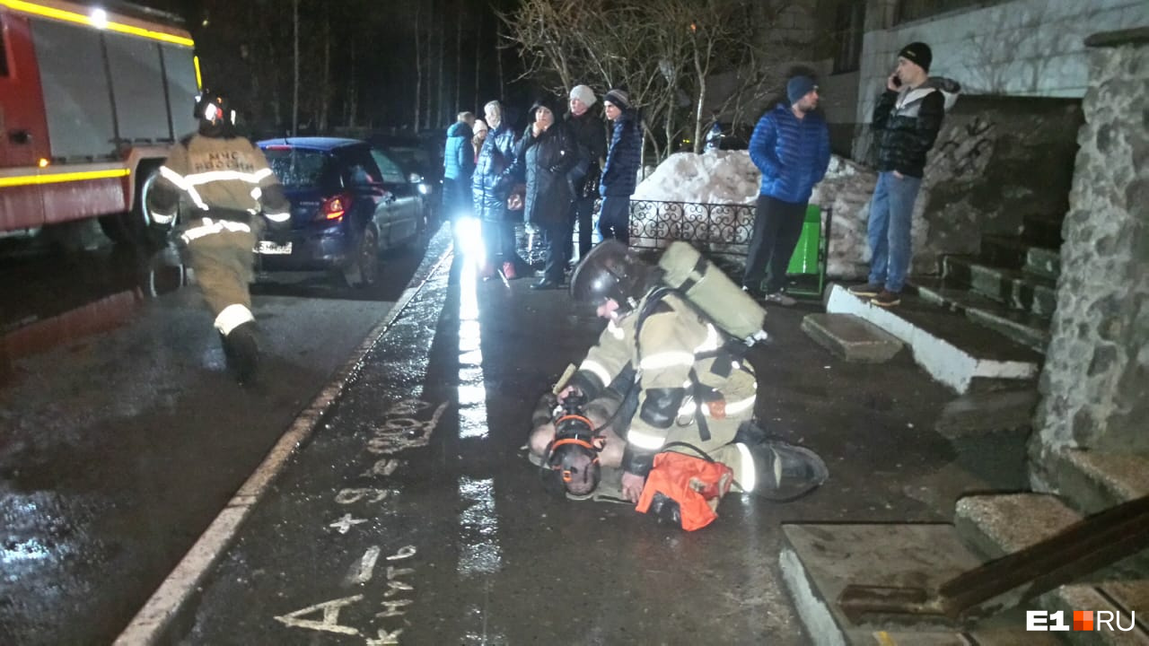До приезда реанимации спасатели пытались помочь мужчине До приезда реанимации спасатели пытались помочь мужчине