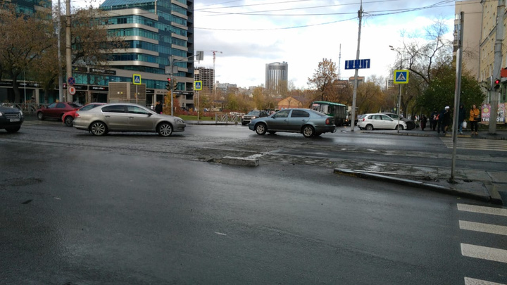 В центре Екатеринбурга за час три машины пробили колеса в яме на дороге