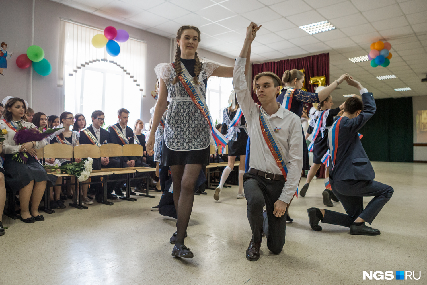 Последний танец в стенах школы. Фото Ольги Бурлаковой