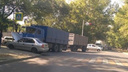 В Ростове КАМАЗ врезался в иномарку, пассажира легковушки зажало в автомобиле