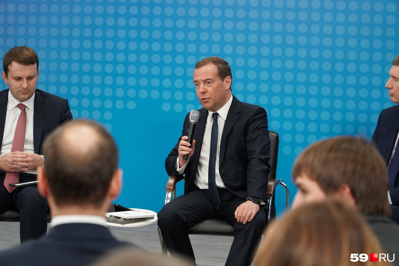 Дмитрий Медведев выступает с приветственной речью