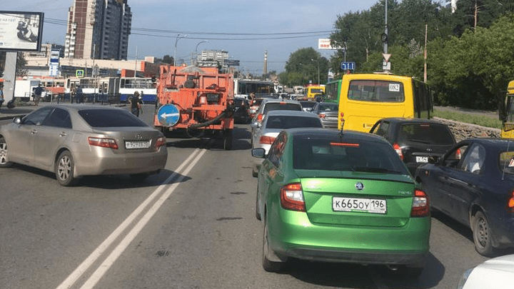 «Осталось оградить ЖБИ колючей проволокой»: как автомобилисты выживают в пробке на Малышевском мосту