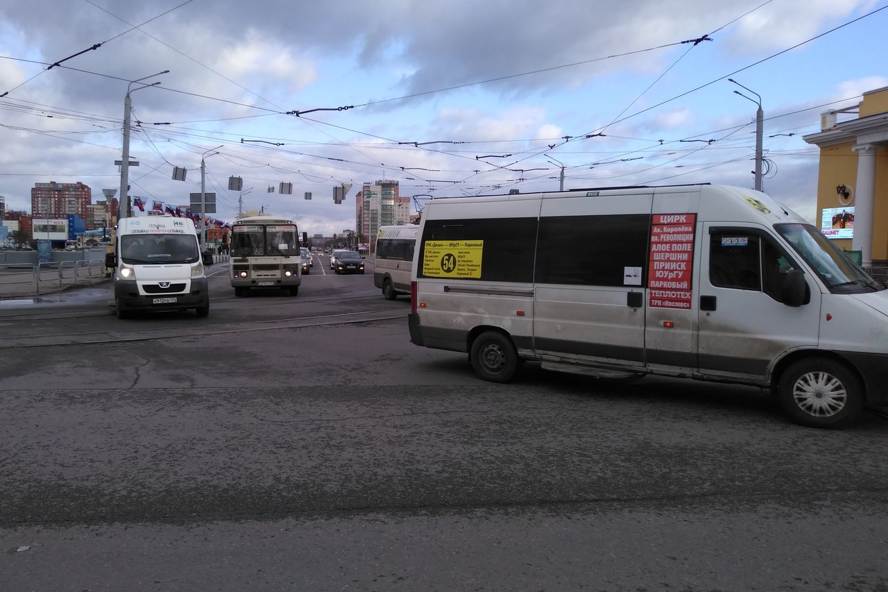 Пример массового нарушения маршруток, снятый Александром. В Челябинске такие фото можно снимать почти на каждом перекрёстке, вопрос лишь в том, что с ними делать дальше