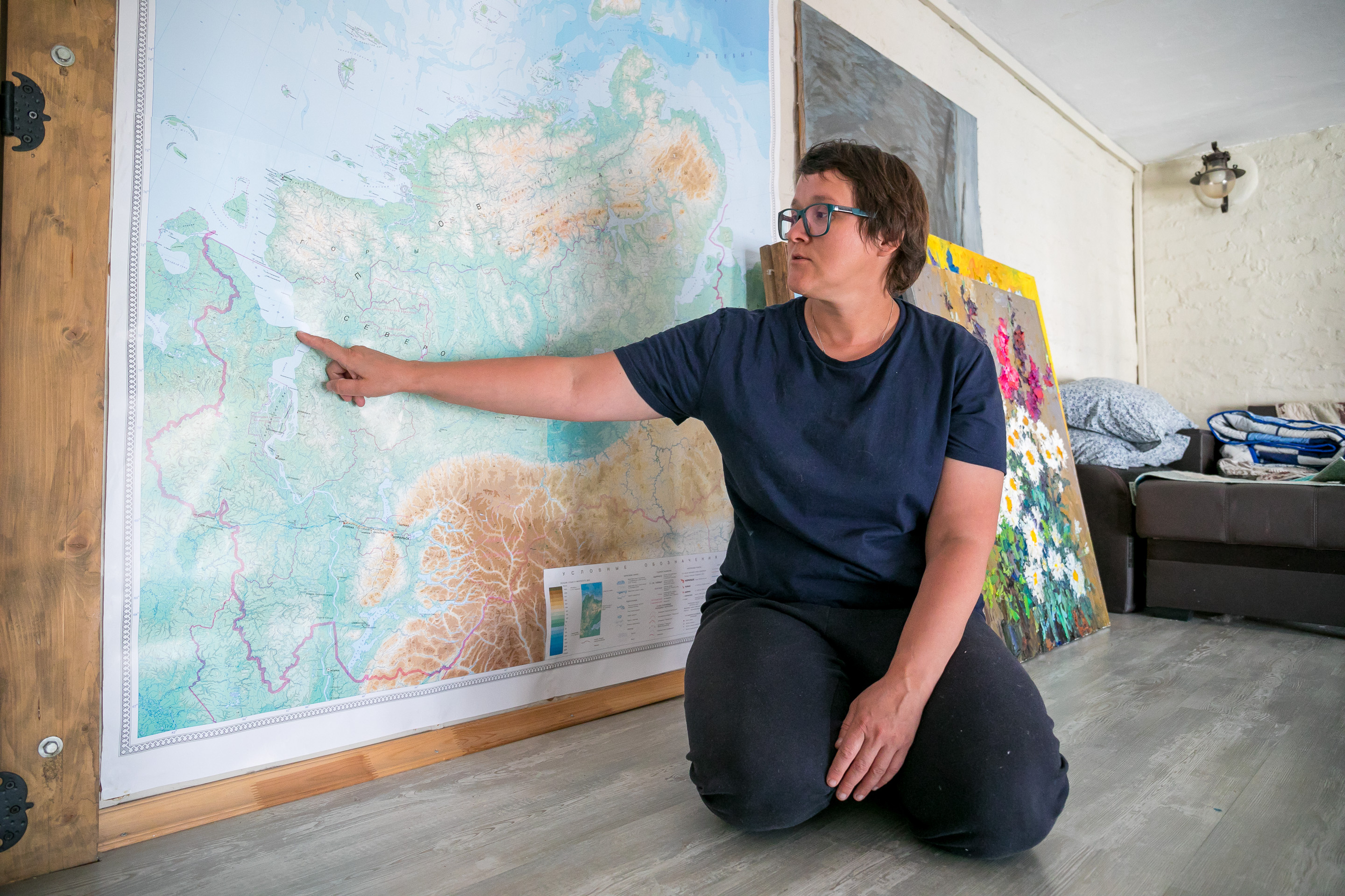 В мастерской Елены висит большая карта Таймырского полуострова, где она не раз бывала