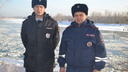 Полицейские закидывали снегом загоревшийся гараж до приезда пожарных
