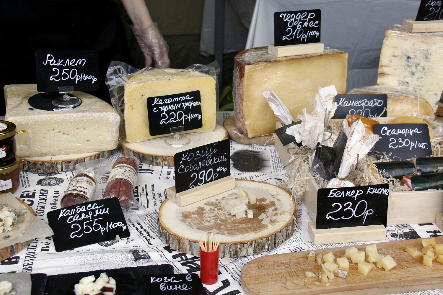 В лавке Milk&Cheese можно попробовать много разных сыров
