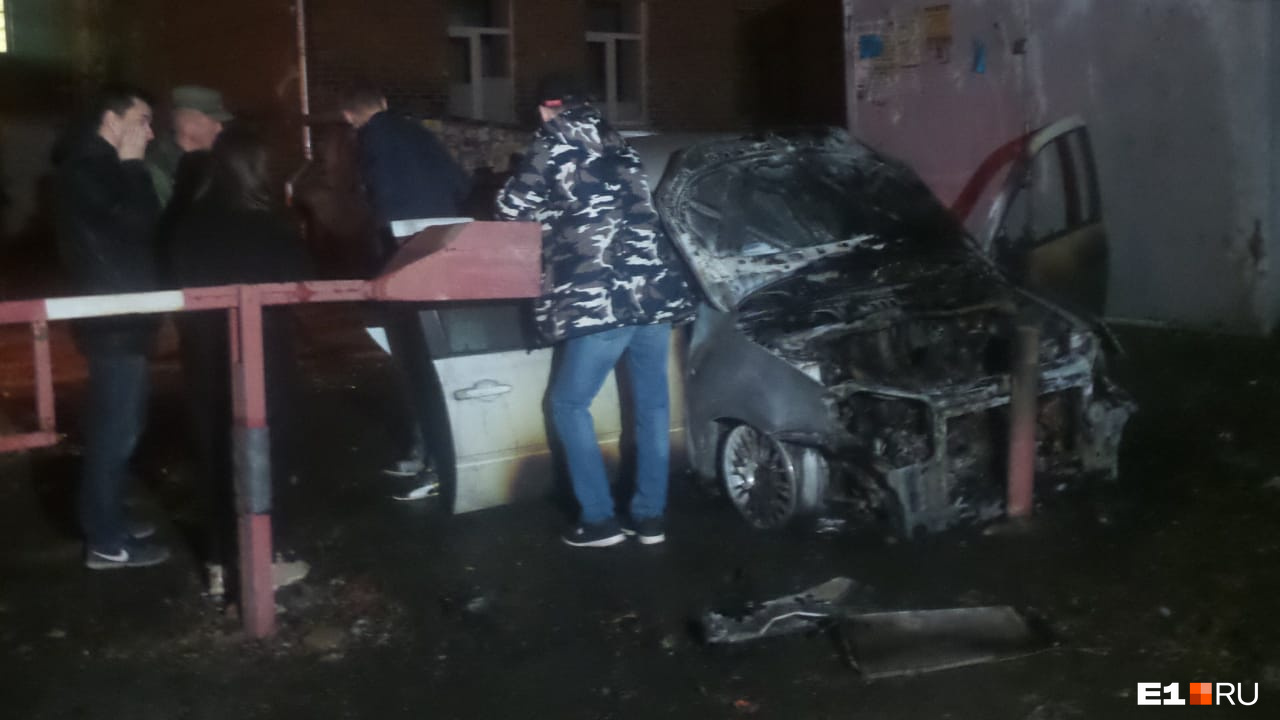 После того как у машины взорвались обе шины, автомобиль скатился и врезался в столб ограждения После того как у машины взорвались обе шины, автомобиль скатился и врезался в столб ограждения